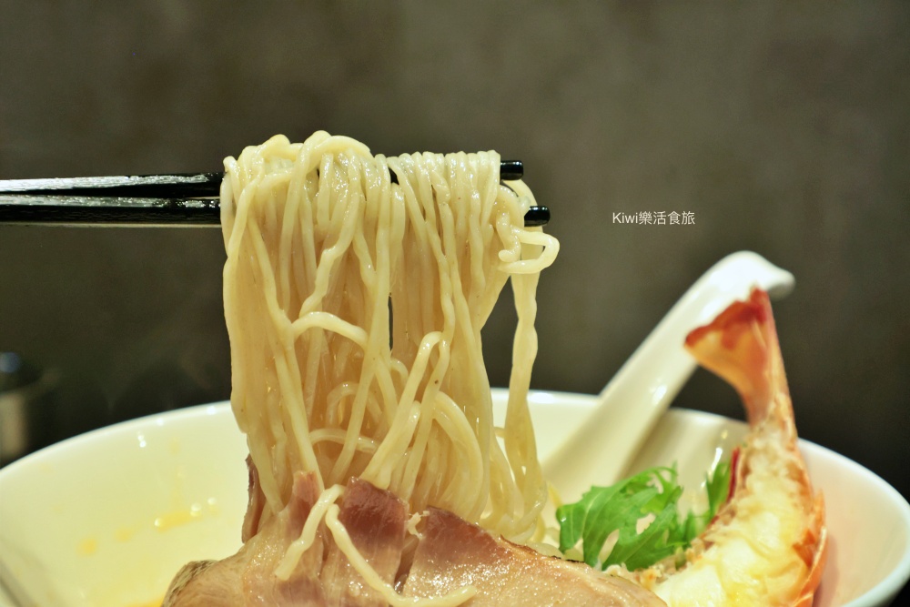 kiwi樂活食旅部落客推薦台中北區麵初心者胭脂.螃蟹龍蝦拉麵.台中首家拉麵以龍蝦.螃蟹為湯底的拉麵.台中一中商圈周邊美食