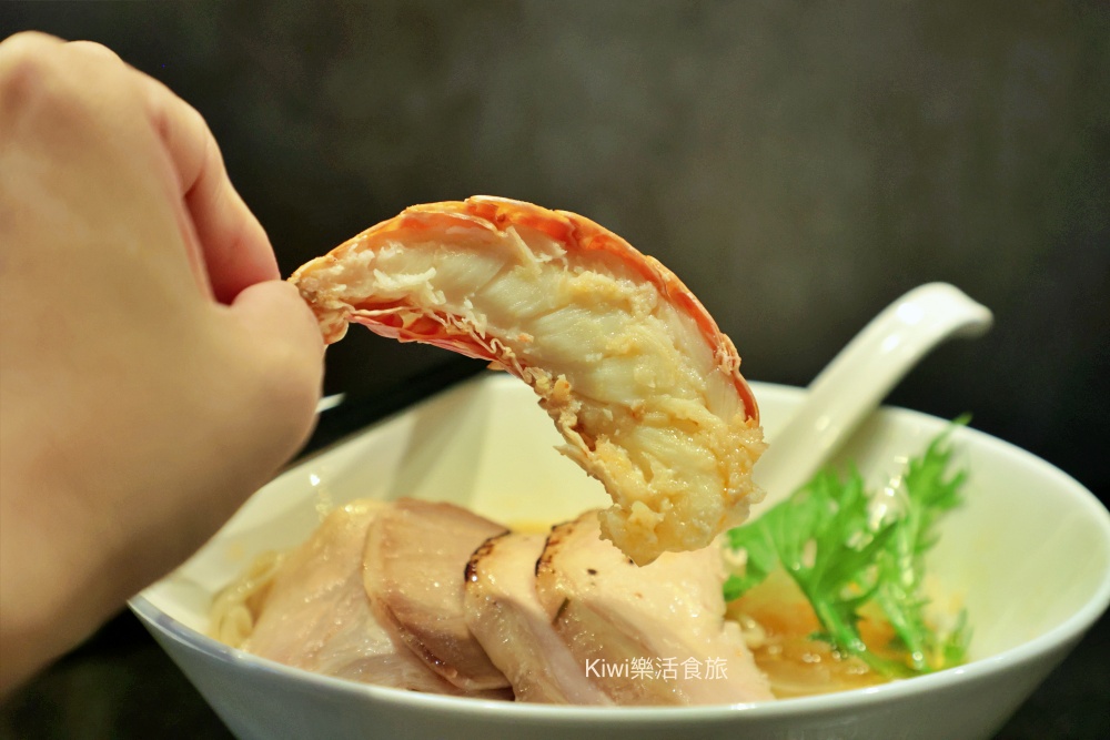 kiwi樂活食旅部落客推薦台中北區麵初心者胭脂.螃蟹龍蝦拉麵.台中首家拉麵以龍蝦.螃蟹為湯底的拉麵.台中一中商圈周邊美食