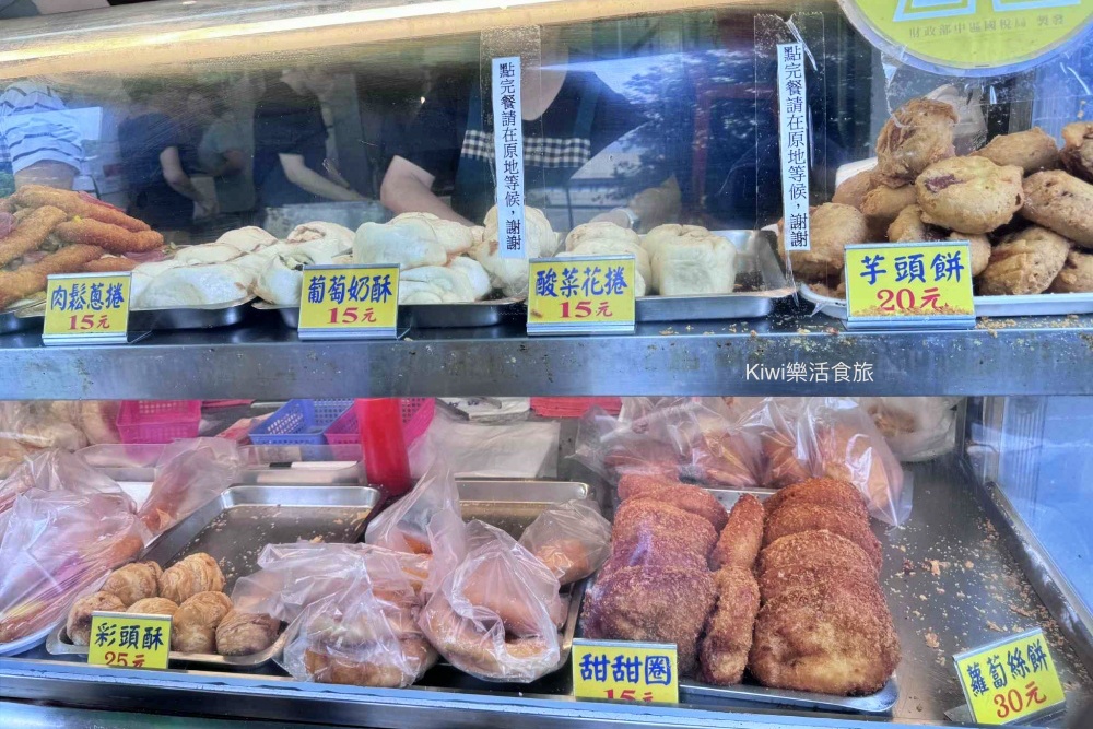 台中科博館水煎包|甜甜圈、彩頭酥、芋頭餅銅板小吃~便宜大碗 台中科博館水煎包|甜甜圈、彩頭酥、芋頭餅銅板小吃~便宜大碗