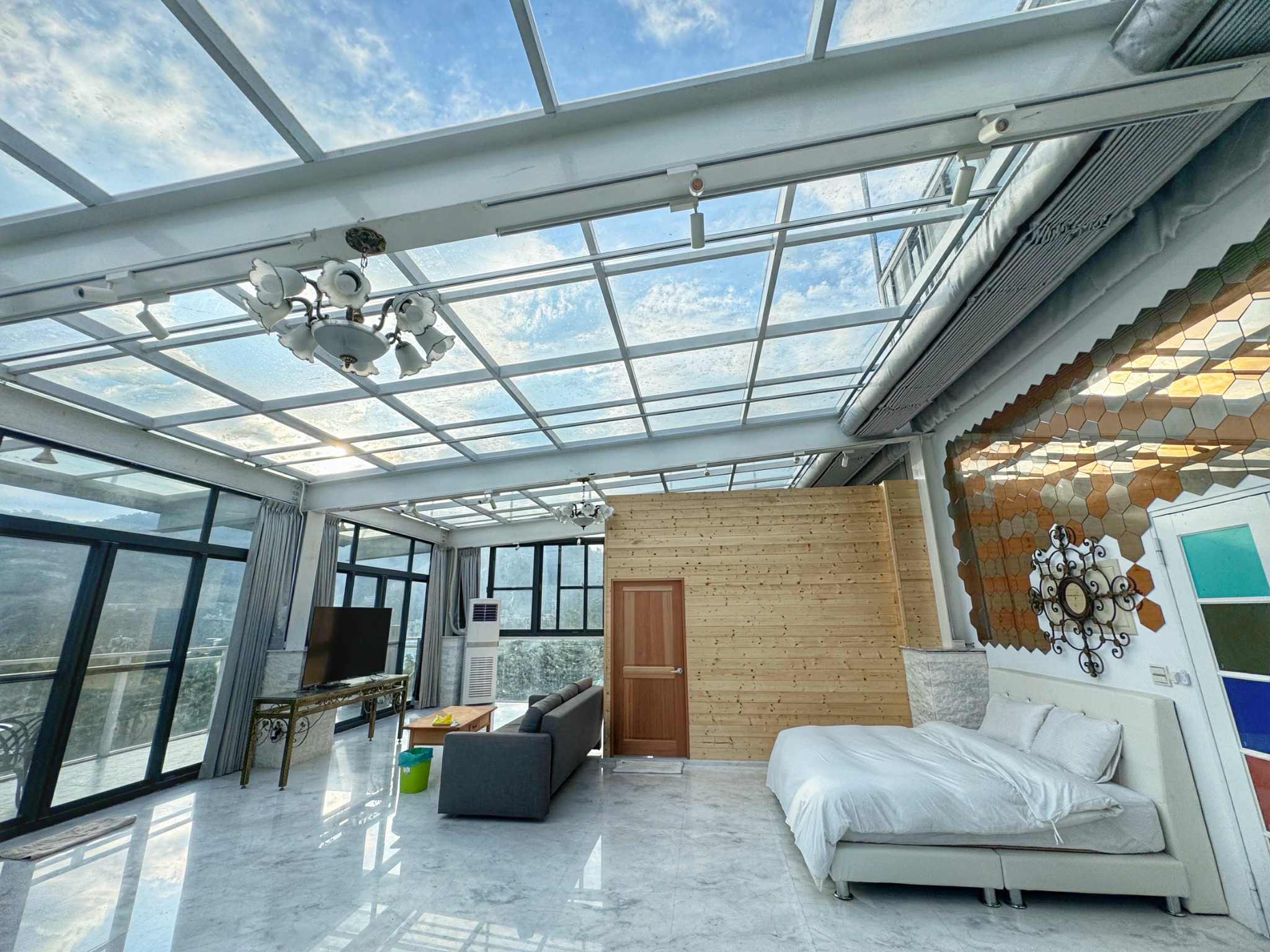 日月潭貓囒山會館|全台最大的夢幻玻璃屋民宿藏魚池,自然元素x愜意原野生活 kiwi樂活食旅部落客推薦日月潭貓囒山會館.日月潭民宿推薦.日月潭旅遊.日月潭景點.全台最大的夢幻玻璃屋民宿藏魚池,自然元素x愜意原野生活.魚池美食.魚池景點