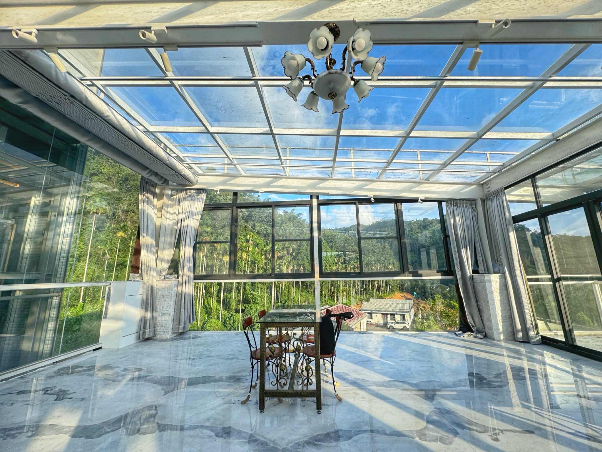 日月潭貓囒山會館|全台最大的夢幻玻璃屋民宿藏魚池,自然元素x愜意原野生活 kiwi樂活食旅部落客推薦日月潭貓囒山會館.日月潭民宿推薦.日月潭旅遊.日月潭景點.全台最大的夢幻玻璃屋民宿藏魚池,自然元素x愜意原野生活.魚池美食.魚池景點