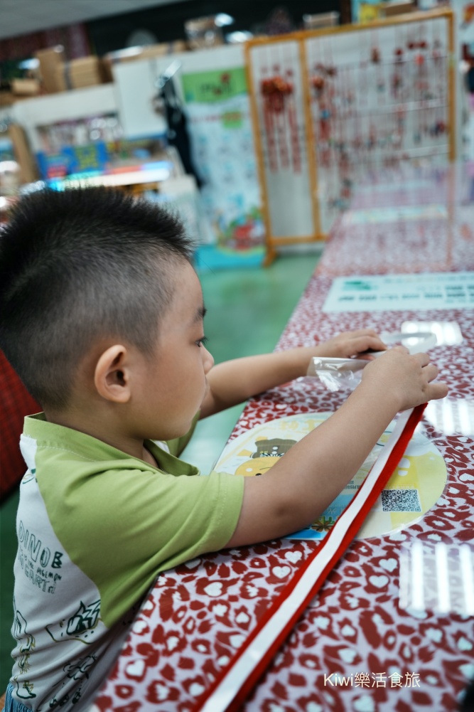 kiwi樂活食旅部落客推薦彰化鹿港緞帶王觀光工廠.彰化免費景點親子體驗DIY.夢幻緞帶隧道.童玩.互動專區.鹿港免費景點.鹿港美食