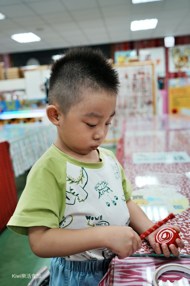 kiwi樂活食旅部落客推薦彰化鹿港緞帶王觀光工廠.彰化免費景點親子體驗DIY.夢幻緞帶隧道.童玩.互動專區.鹿港免費景點.鹿港美食