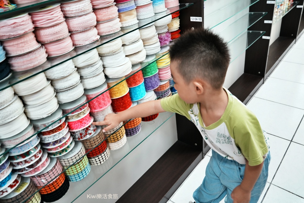 kiwi樂活食旅部落客推薦彰化鹿港緞帶王觀光工廠.彰化免費景點親子體驗DIY.夢幻緞帶隧道.童玩.互動專區.鹿港免費景點.鹿港美食