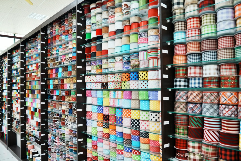 kiwi樂活食旅部落客推薦彰化鹿港緞帶王觀光工廠.彰化免費景點親子體驗DIY.夢幻緞帶隧道.童玩.互動專區.鹿港免費景點.鹿港美食