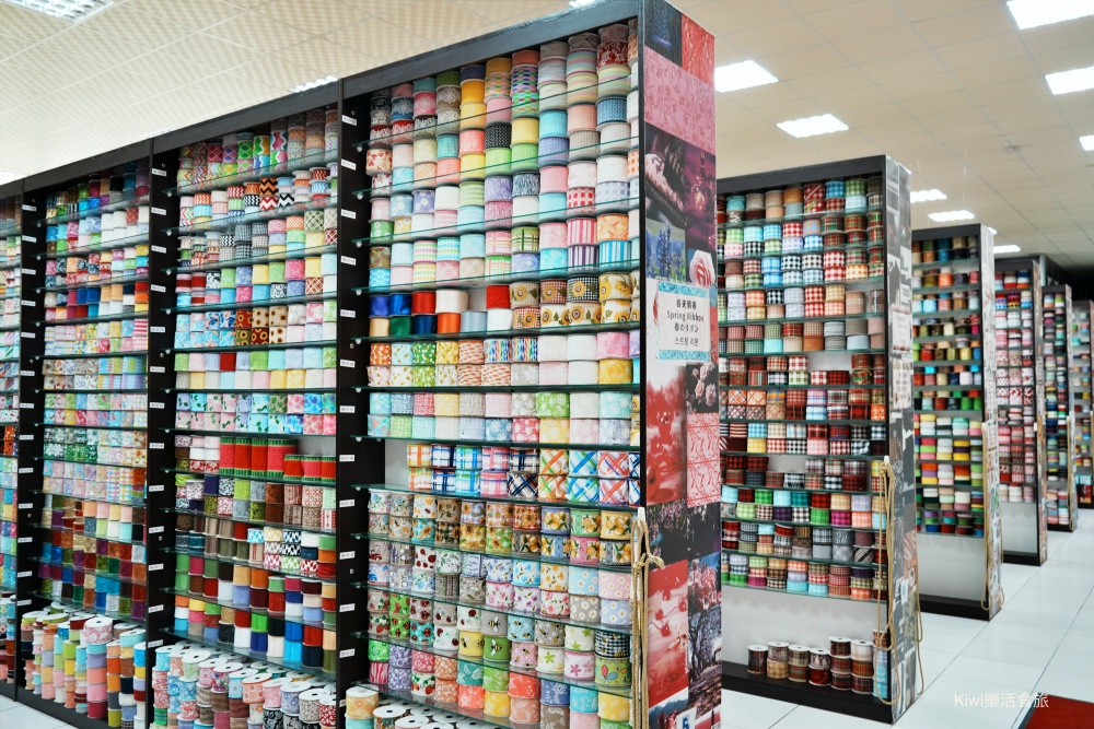 kiwi樂活食旅部落客推薦彰化鹿港緞帶王觀光工廠.彰化免費景點親子體驗DIY.夢幻緞帶隧道.童玩.互動專區.鹿港免費景點.鹿港美食