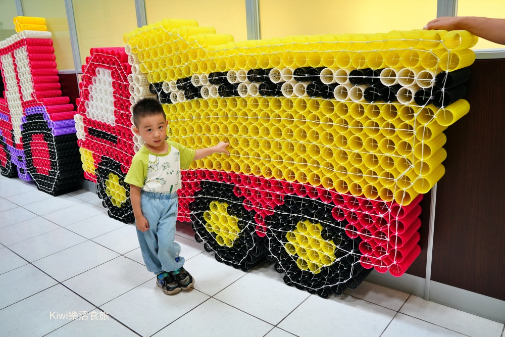 kiwi樂活食旅部落客推薦彰化鹿港緞帶王觀光工廠.彰化免費景點親子體驗DIY.夢幻緞帶隧道.童玩.互動專區.鹿港免費景點.鹿港美食