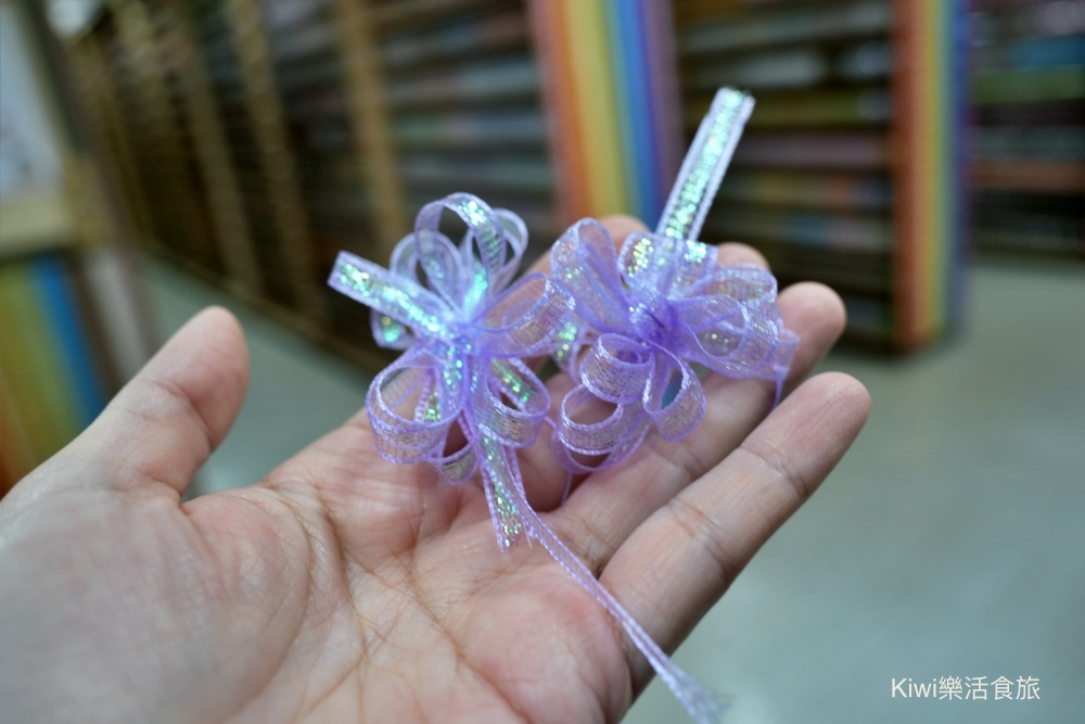 kiwi樂活食旅部落客推薦彰化鹿港緞帶王觀光工廠.彰化免費景點親子體驗DIY.夢幻緞帶隧道.童玩.互動專區.鹿港免費景點.鹿港美食