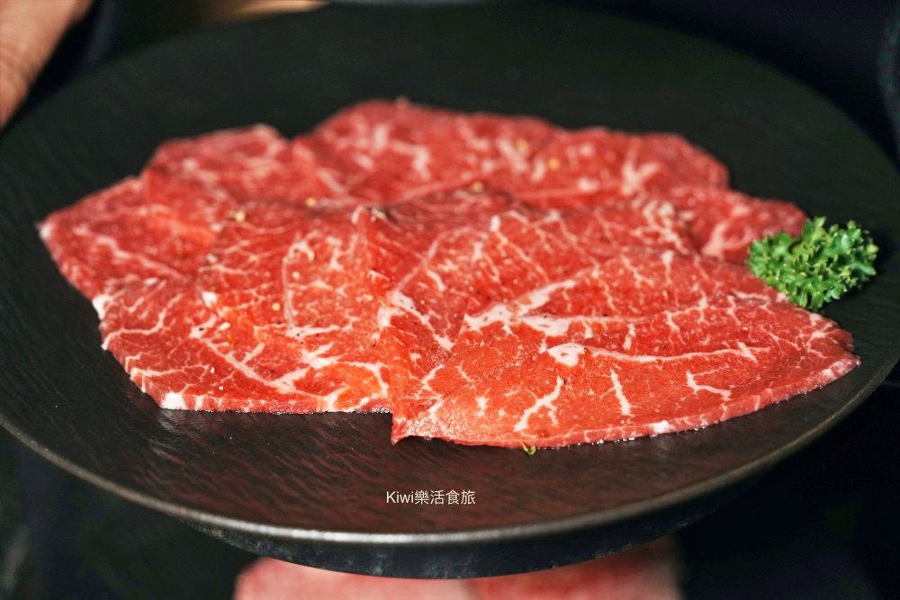 kiwi樂活食旅部落客推薦彰化脂本燒肉.彰化市超強燒肉推薦30cm幻切牛舌.逸品安格斯伊比利套餐.和牛.伊比利豬.安格斯牛.彰化市燒肉推薦.彰化聚會推薦.聚會餐廳推薦.燒肉.烤肉.彰化市.超值套餐