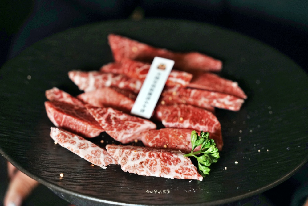 kiwi樂活食旅部落客推薦彰化脂本燒肉.彰化市超強燒肉推薦30cm幻切牛舌.逸品安格斯伊比利套餐.和牛.伊比利豬.安格斯牛.彰化市燒肉推薦.彰化聚會推薦.聚會餐廳推薦.燒肉.烤肉.彰化市.超值套餐