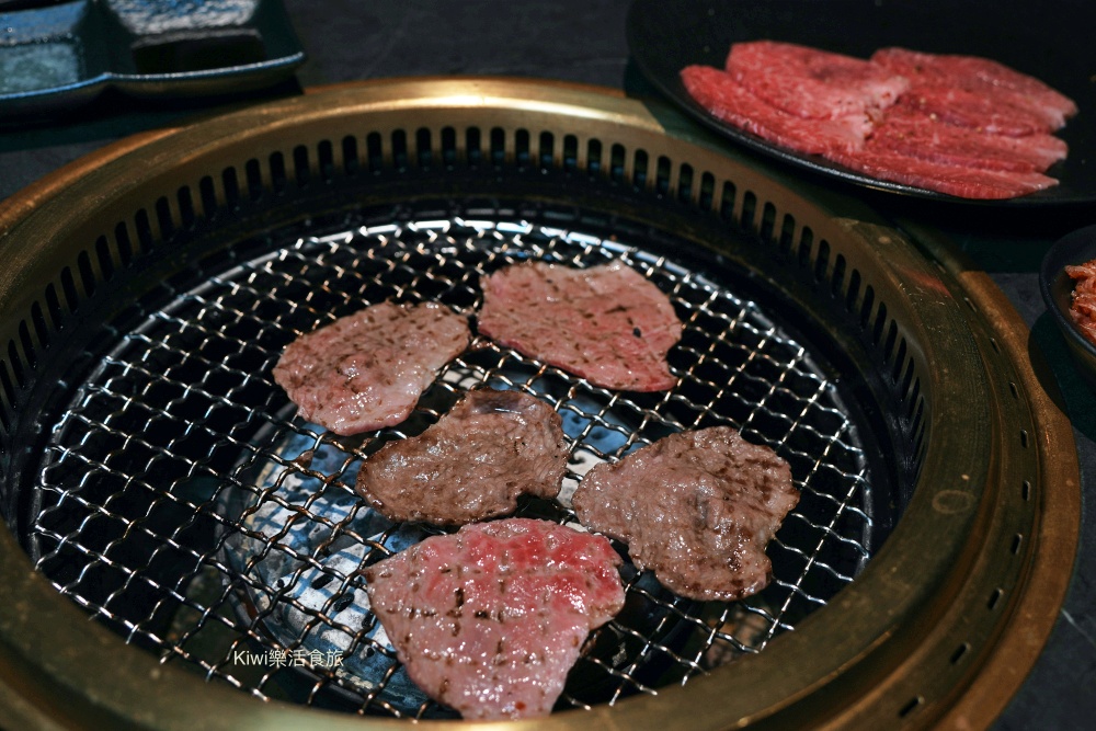 kiwi樂活食旅部落客推薦彰化脂本燒肉.彰化市超強燒肉推薦30cm幻切牛舌.逸品安格斯伊比利套餐.和牛.伊比利豬.安格斯牛.彰化市燒肉推薦.彰化聚會推薦.聚會餐廳推薦.燒肉.烤肉.彰化市.超值套餐