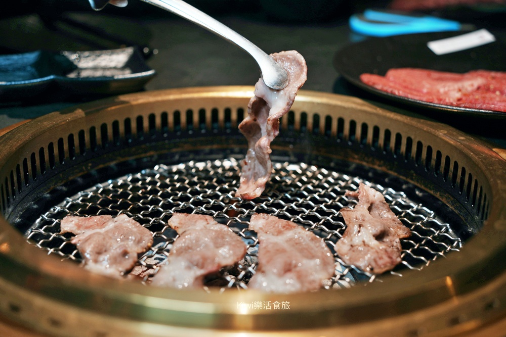 kiwi樂活食旅部落客推薦彰化脂本燒肉.彰化市超強燒肉推薦30cm幻切牛舌.逸品安格斯伊比利套餐.和牛.伊比利豬.安格斯牛.彰化市燒肉推薦.彰化聚會推薦.聚會餐廳推薦.燒肉.烤肉.彰化市.超值套餐