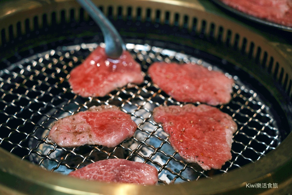 kiwi樂活食旅部落客推薦彰化脂本燒肉.彰化市超強燒肉推薦30cm幻切牛舌.逸品安格斯伊比利套餐.和牛.伊比利豬.安格斯牛.彰化市燒肉推薦.彰化聚會推薦.聚會餐廳推薦.燒肉.烤肉.彰化市.超值套餐