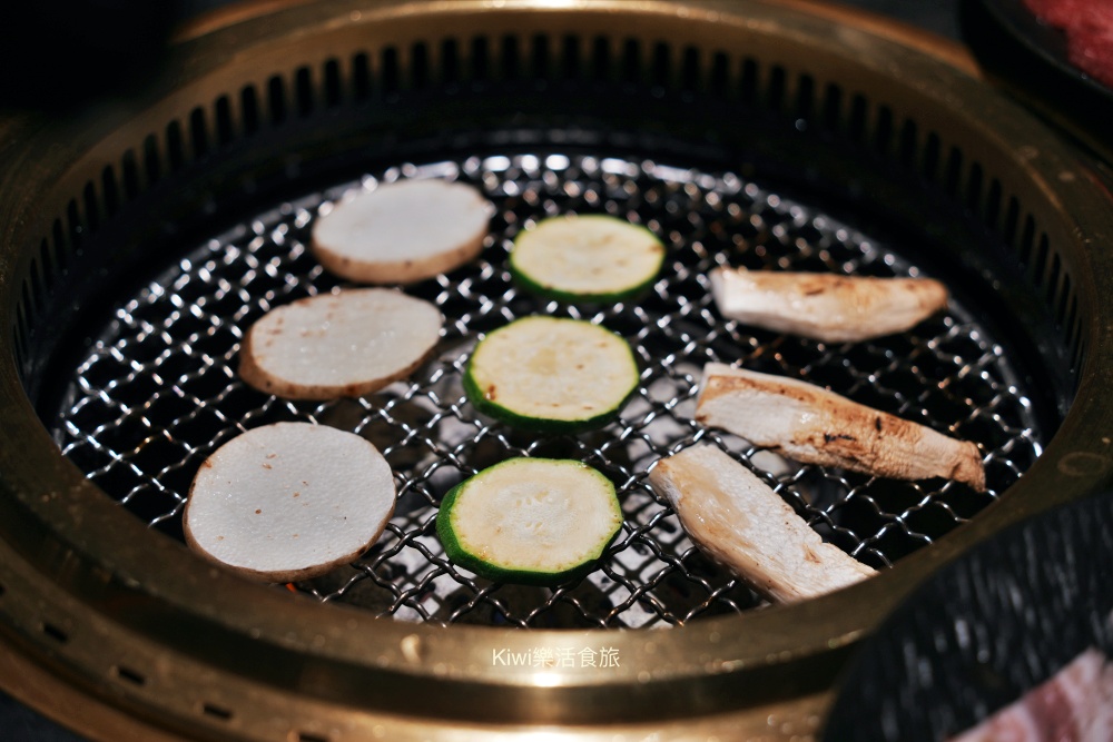 kiwi樂活食旅部落客推薦彰化脂本燒肉.彰化市超強燒肉推薦30cm幻切牛舌.逸品安格斯伊比利套餐.和牛.伊比利豬.安格斯牛.彰化市燒肉推薦.彰化聚會推薦.聚會餐廳推薦.燒肉.烤肉.彰化市.超值套餐