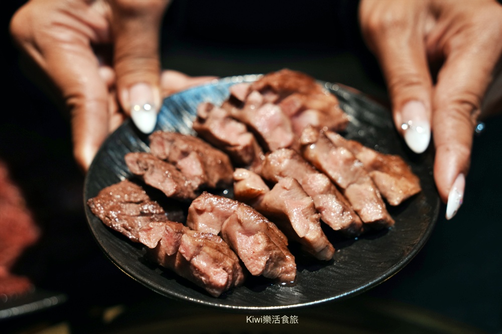 kiwi樂活食旅部落客推薦彰化脂本燒肉.彰化市超強燒肉推薦30cm幻切牛舌.逸品安格斯伊比利套餐.和牛.伊比利豬.安格斯牛.彰化市燒肉推薦.彰化聚會推薦.聚會餐廳推薦.燒肉.烤肉.彰化市.超值套餐