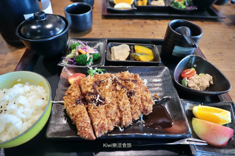 kiwi樂活食旅部落客推薦彰化市美食豬舍食堂燒烤定食.日式定食溫馨小店.彰化市後火車站周邊美食.扇形車庫.戶羽機關周邊美食.彰化聚會餐廳.彰化市定食