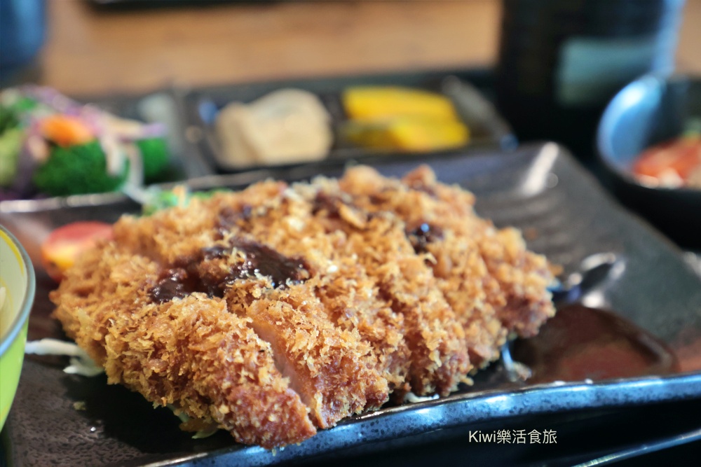 kiwi樂活食旅部落客推薦彰化市美食豬舍食堂燒烤定食.日式定食溫馨小店.彰化市後火車站周邊美食.扇形車庫.戶羽機關周邊美食.彰化聚會餐廳.彰化市定食