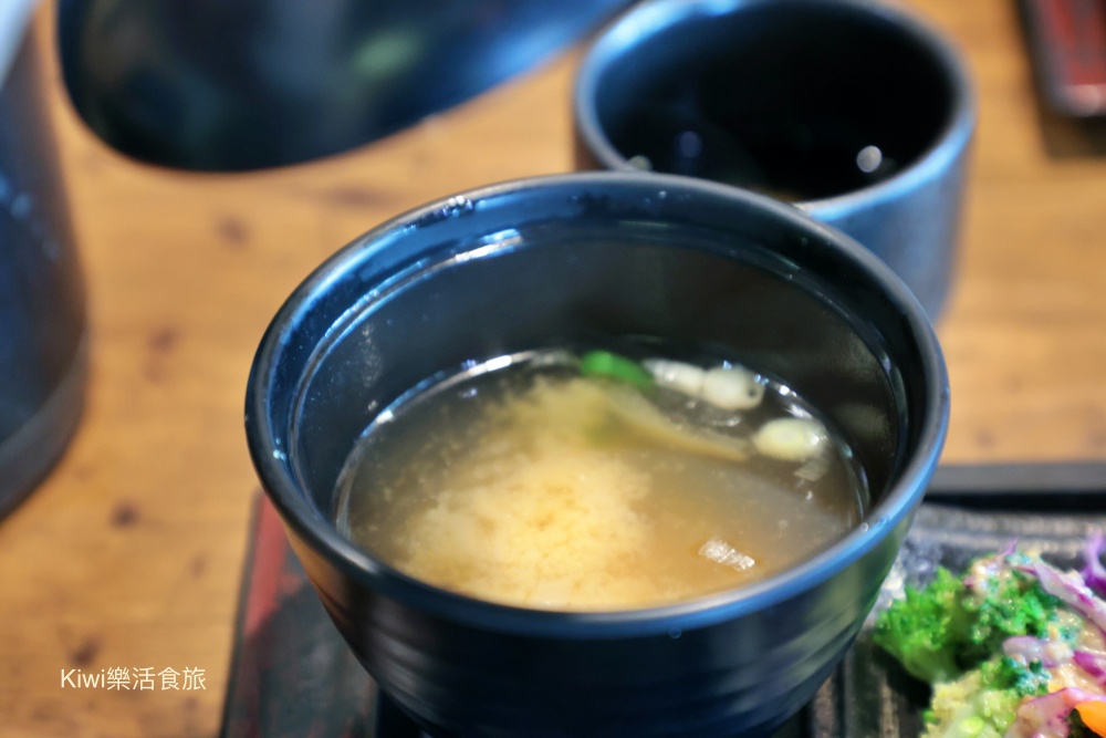 kiwi樂活食旅部落客推薦彰化市美食豬舍食堂燒烤定食.日式定食溫馨小店.彰化市後火車站周邊美食.扇形車庫.戶羽機關周邊美食.彰化聚會餐廳.彰化市定食