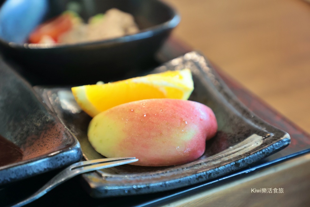 kiwi樂活食旅部落客推薦彰化市美食豬舍食堂燒烤定食.日式定食溫馨小店.彰化市後火車站周邊美食.扇形車庫.戶羽機關周邊美食.彰化聚會餐廳.彰化市定食