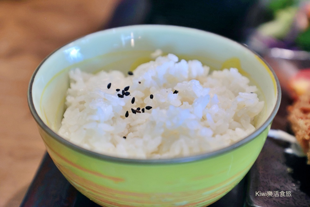 kiwi樂活食旅部落客推薦彰化市美食豬舍食堂燒烤定食.日式定食溫馨小店.彰化市後火車站周邊美食.扇形車庫.戶羽機關周邊美食.彰化聚會餐廳.彰化市定食