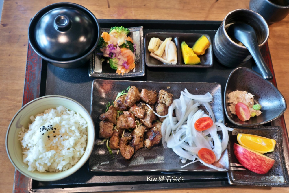 kiwi樂活食旅部落客推薦彰化市美食豬舍食堂燒烤定食.日式定食溫馨小店.彰化市後火車站周邊美食.扇形車庫.戶羽機關周邊美食.彰化聚會餐廳.彰化市定食