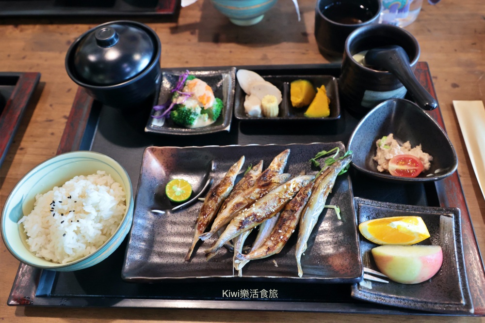 kiwi樂活食旅部落客推薦彰化市美食豬舍食堂燒烤定食.日式定食溫馨小店.彰化市後火車站周邊美食.扇形車庫.戶羽機關周邊美食.彰化聚會餐廳.彰化市定食