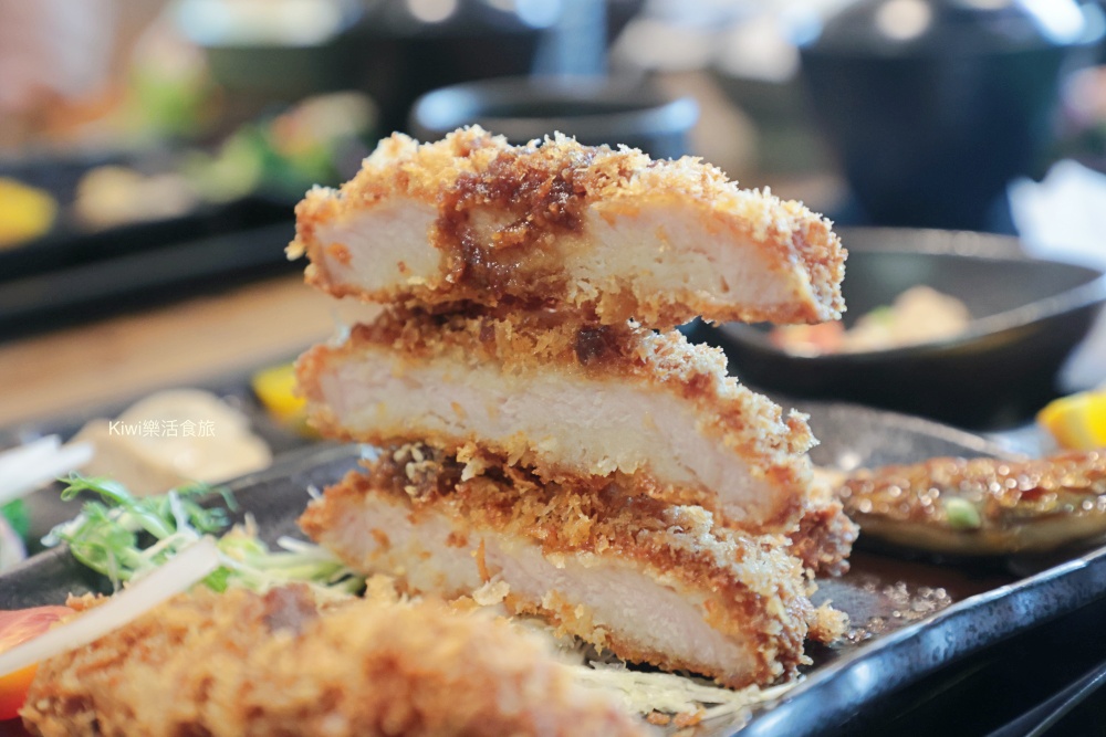 kiwi樂活食旅部落客推薦彰化市美食豬舍食堂燒烤定食.日式定食溫馨小店.彰化市後火車站周邊美食.扇形車庫.戶羽機關周邊美食.彰化聚會餐廳.彰化市定食