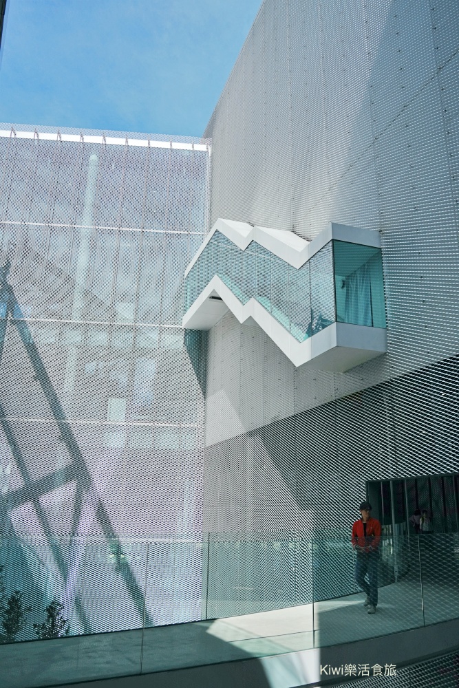 台中西屯一日遊｜綠美圖美到像雲朵！必拍網美景點、西屯綠圖書館攻略，晚上再衝逢甲美食吃個夠！