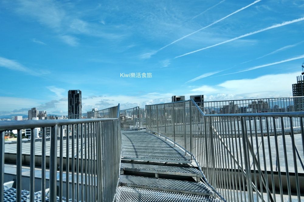 台中西屯一日遊｜綠美圖美到像雲朵！必拍網美景點、西屯綠圖書館攻略，晚上再衝逢甲美食吃個夠！