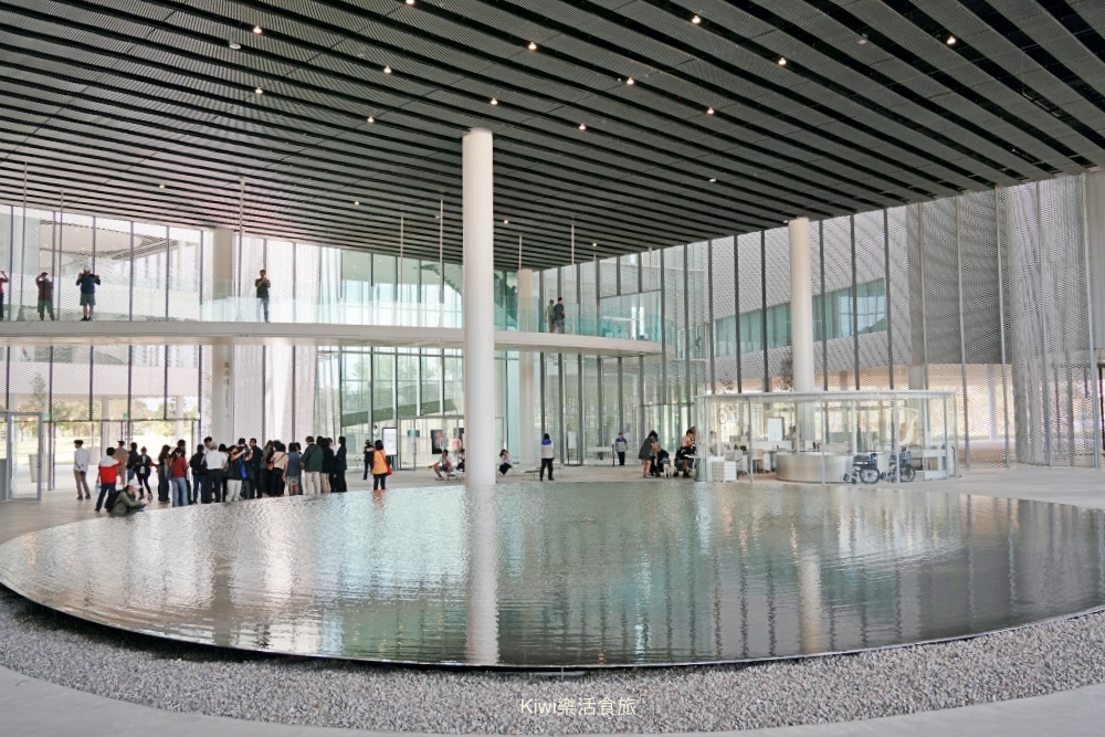 台中西屯一日遊｜綠美圖美到像雲朵！必拍網美景點、西屯綠圖書館攻略，晚上再衝逢甲美食吃個夠！