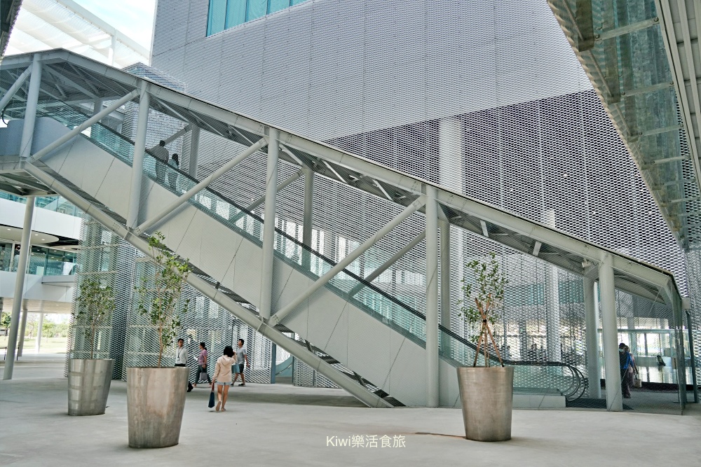 台中西屯一日遊｜綠美圖美到像雲朵！必拍網美景點、西屯綠圖書館攻略，晚上再衝逢甲美食吃個夠！