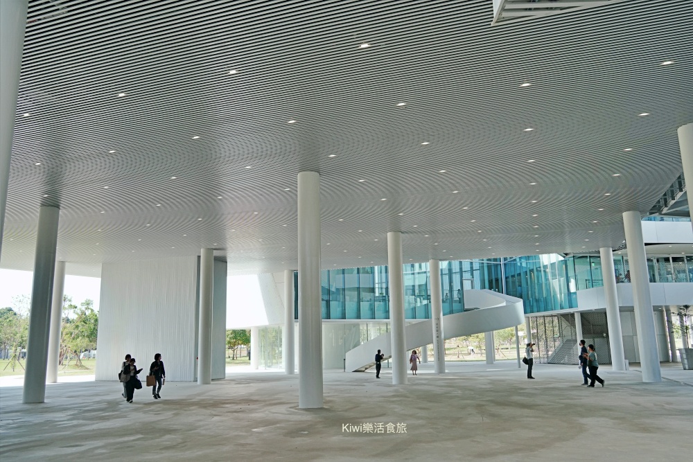 台中西屯一日遊｜綠美圖美到像雲朵！必拍網美景點、西屯綠圖書館攻略，晚上再衝逢甲美食吃個夠！