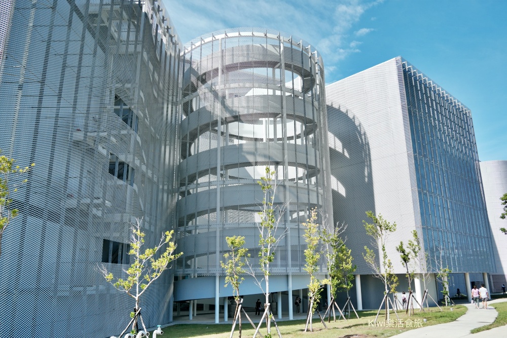 台中西屯一日遊｜綠美圖美到像雲朵！必拍網美景點、西屯綠圖書館攻略，晚上再衝逢甲美食吃個夠！