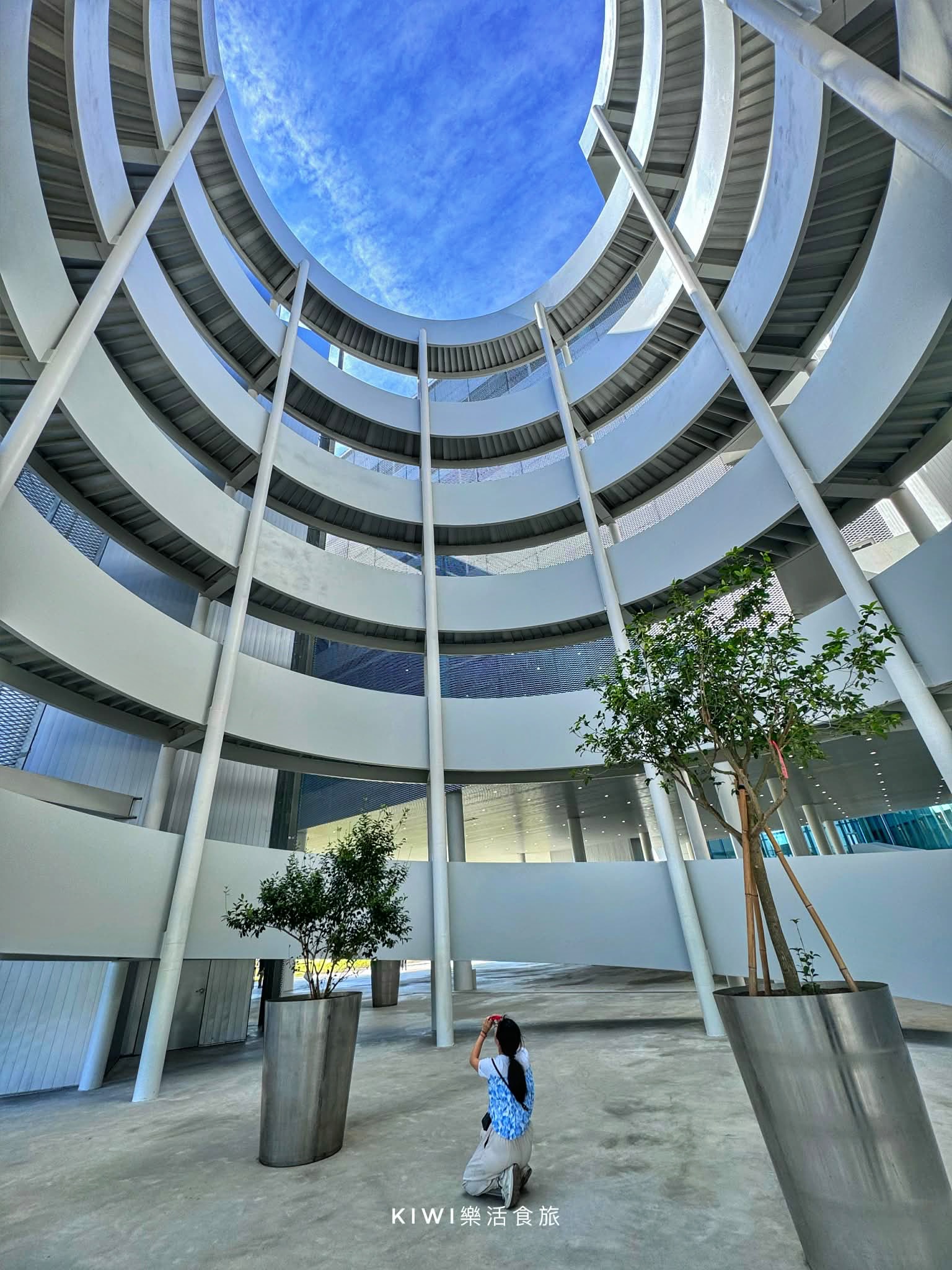 台中西屯一日遊｜綠美圖美到像雲朵！必拍網美景點、西屯綠圖書館攻略，晚上再衝逢甲美食吃個夠！