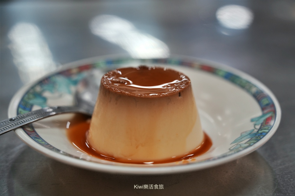 台南美食石精臼點心城八寶冰|隱藏在台南中西區小吃裡,那一碗裝滿老台南溫度的甜滋味 kiwi樂活食旅部落客推薦台南美食石精臼點心城八寶冰台南美食,台南小吃,台南甜點,石精臼八寶冰,赤崁樓美食,台南老字號,台南宵夜,台南必吃, 台南旅遊,中西區美食,八寶冰推薦,手工布丁,石精臼點心城