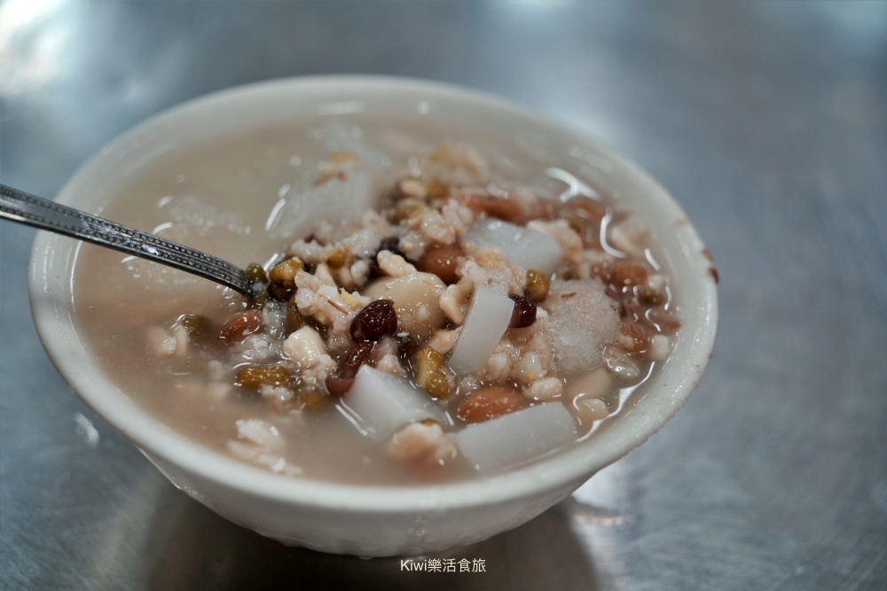 台南美食石精臼點心城八寶冰|隱藏在台南中西區小吃裡,那一碗裝滿老台南溫度的甜滋味 kiwi樂活食旅部落客推薦台南美食石精臼點心城八寶冰台南美食,台南小吃,台南甜點,石精臼八寶冰,赤崁樓美食,台南老字號,台南宵夜,台南必吃, 台南旅遊,中西區美食,八寶冰推薦,手工布丁,石精臼點心城