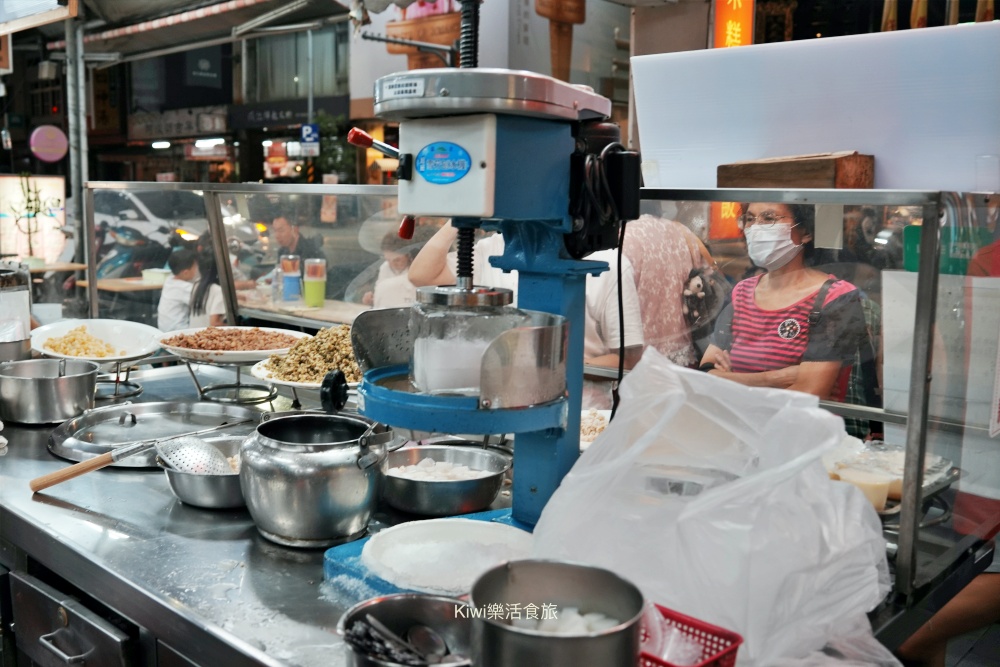 台南美食石精臼點心城八寶冰|隱藏在台南中西區小吃裡,那一碗裝滿老台南溫度的甜滋味 kiwi樂活食旅部落客推薦台南美食石精臼點心城八寶冰台南美食,台南小吃,台南甜點,石精臼八寶冰,赤崁樓美食,台南老字號,台南宵夜,台南必吃, 台南旅遊,中西區美食,八寶冰推薦,手工布丁,石精臼點心城