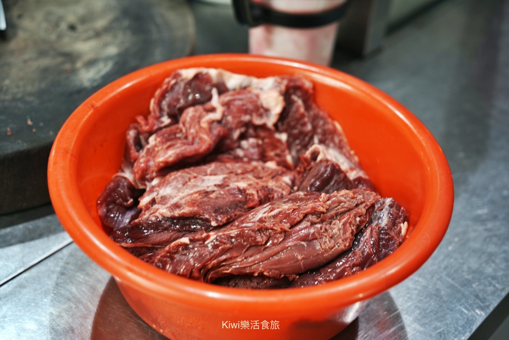 台南美食|石精臼牛肉湯推薦必吃中西區宵夜,老字號鮮甜溫體牛 kiwi樂活食旅部落客推薦台南美食, 台南牛肉湯推薦, 石精臼牛肉湯, 台南老字號, 台南宵夜, 台南必吃, 台南旅遊, 中西區美食, 溫體牛肉湯, 台南在地小吃