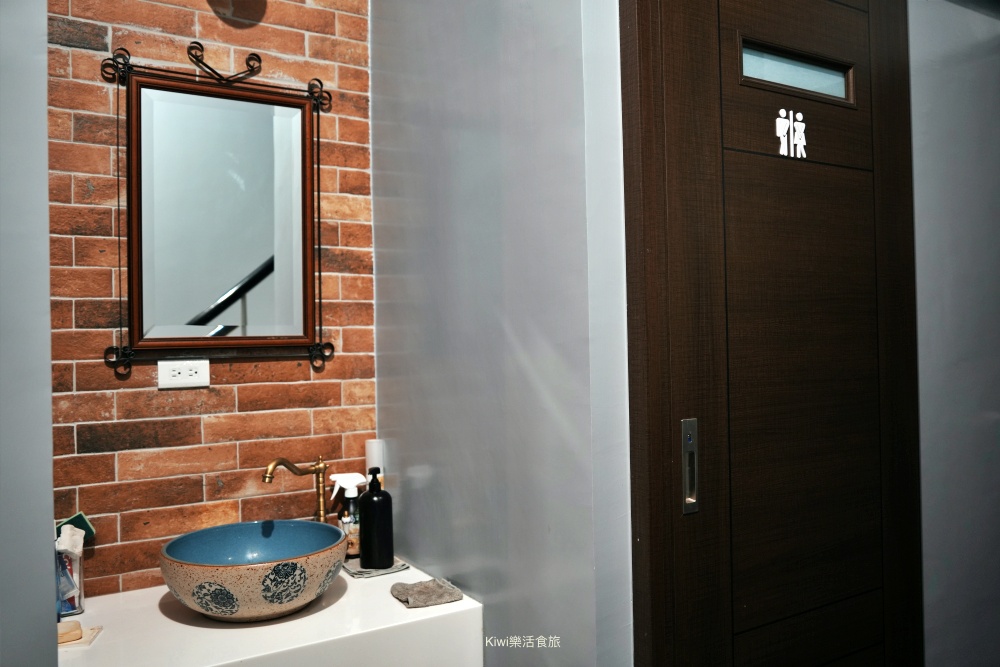 台南住宿推薦馬路楊宿屋｜台南中西區Maru Yang馬路楊宿屋，鄰近台南眾多銅板小吃，夜晚不無聊！