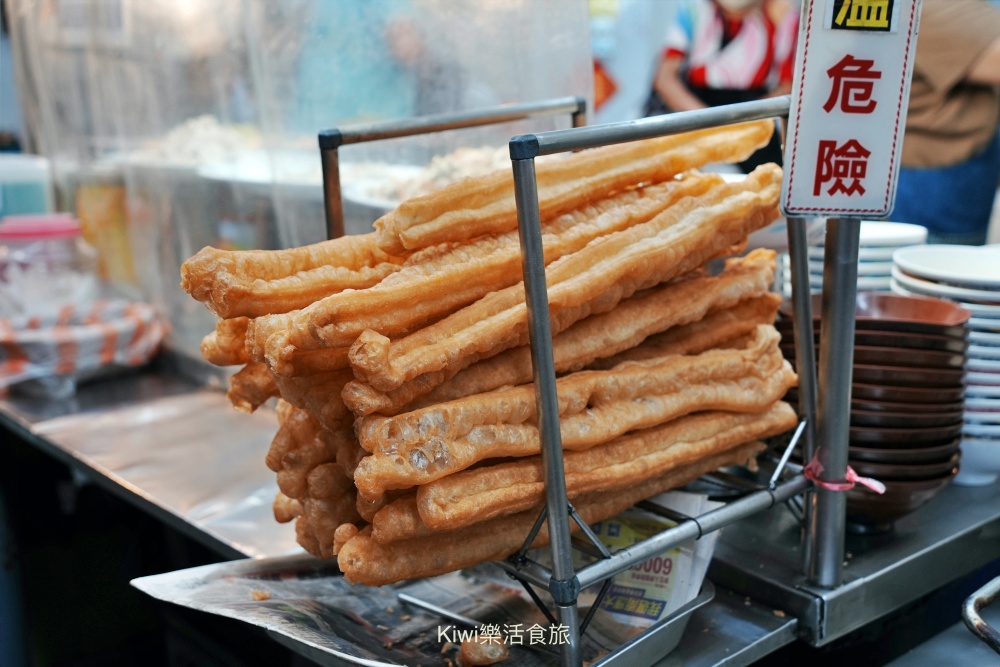 台南美食|悅津鹹粥推薦24小時營業必吃中西區宵夜老字號 kiwi樂活食旅部落客推薦台南美食, 悅津鹹粥, 台南早餐, 國華街美食, 台南宵夜, 台南鹹粥, 虱目魚鹹粥, 在地人推薦, 台南小吃, 24小時美食