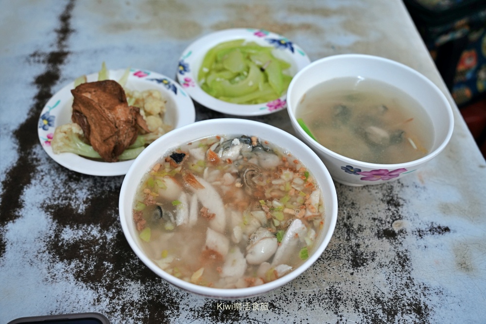 台南美食|悅津鹹粥推薦24小時營業必吃中西區宵夜老字號 kiwi樂活食旅部落客推薦台南美食, 悅津鹹粥, 台南早餐, 國華街美食, 台南宵夜, 台南鹹粥, 虱目魚鹹粥, 在地人推薦, 台南小吃, 24小時美食