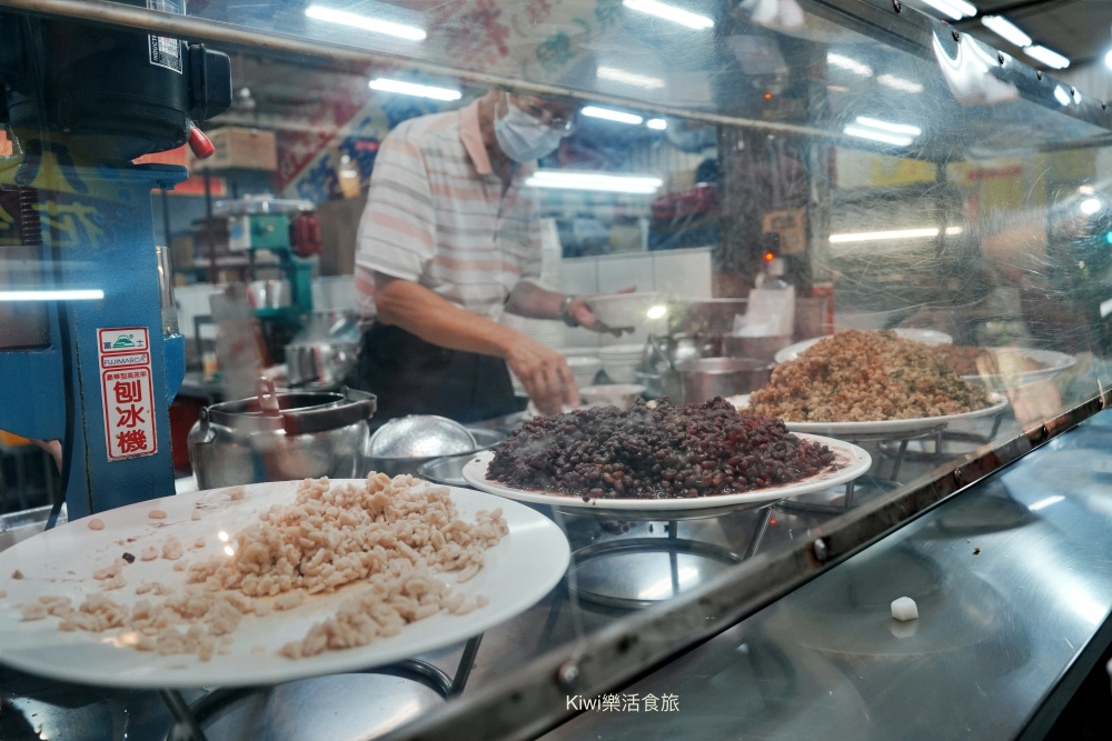 台南美食石精臼點心城八寶冰|隱藏在台南中西區小吃裡,那一碗裝滿老台南溫度的甜滋味 kiwi樂活食旅部落客推薦台南美食石精臼點心城八寶冰台南美食,台南小吃,台南甜點,石精臼八寶冰,赤崁樓美食,台南老字號,台南宵夜,台南必吃, 台南旅遊,中西區美食,八寶冰推薦,手工布丁,石精臼點心城
