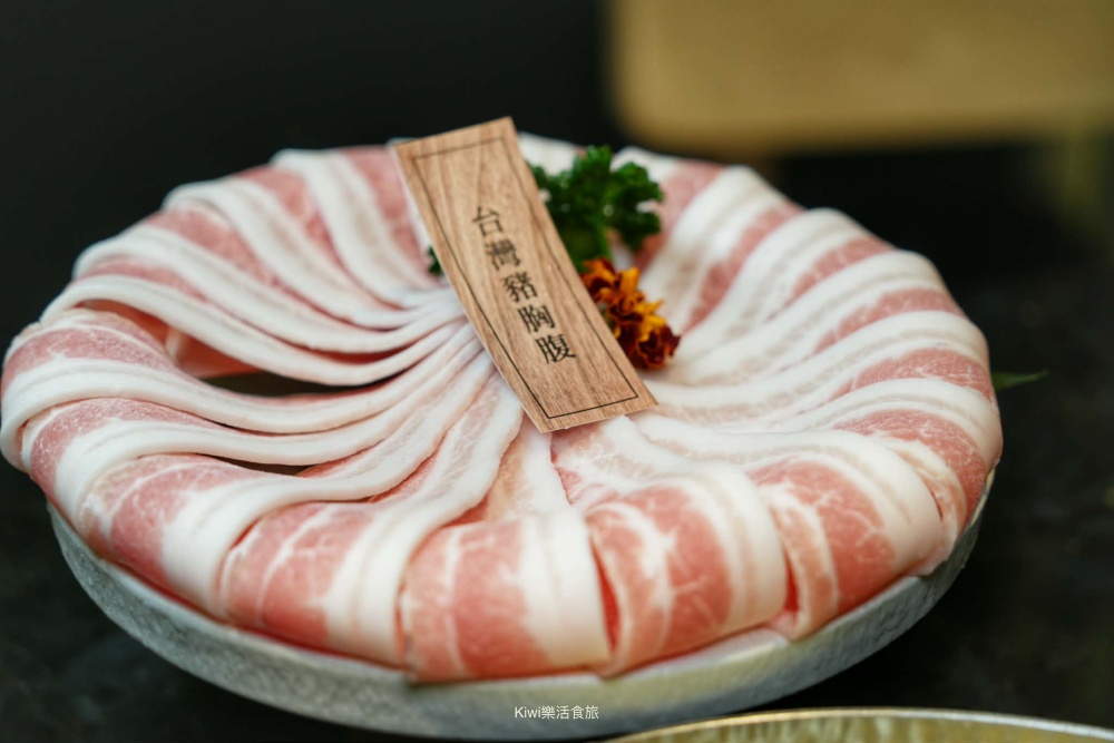 kiwi樂活食旅推薦台中西屯匠極緻鍋物.台中火鍋推薦花膠雞湯海饌奢華海陸四人饗宴.台中聚餐首選.台中火鍋推薦.台中餐廳推薦.新天地.西屯美食.台中美食.西屯火鍋推薦.台中市政府周邊美食.台中聚會餐廳.豪華海鮮料理