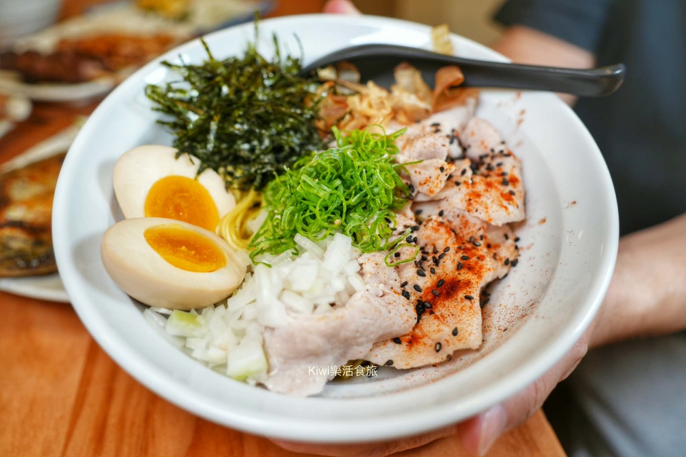 員林橙月串燒｜串燒搭獨門醬汁超美味，吃燒烤來微醺夜！每日9:00後，沖繩生啤以杯換杯.續杯第二杯起只要$88，配燒烤吃也推薦淋麵美食、炙燒料理，員林宵夜很Chill