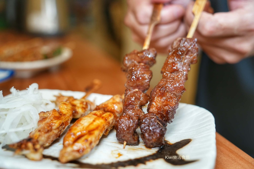員林橙月串燒｜串燒搭獨門醬汁超美味，吃燒烤來微醺夜！每日9:00後，沖繩生啤以杯換杯.續杯第二杯起只要$88，配燒烤吃也推薦淋麵美食、炙燒料理，員林宵夜很Chill