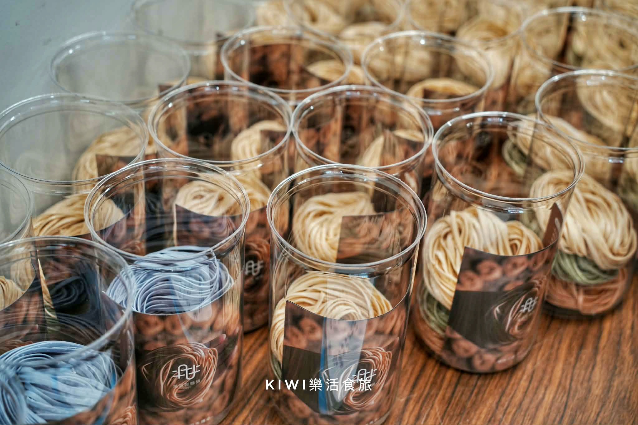 雲林土庫萬源製麵鋪｜夢幻七彩日曬手工蔬果麵，雲林百選