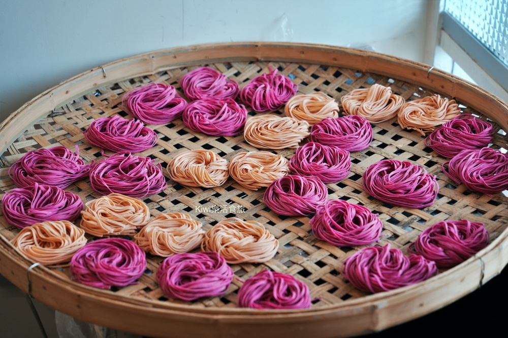 雲林土庫萬源製麵鋪｜夢幻七彩日曬手工蔬果麵，雲林百選