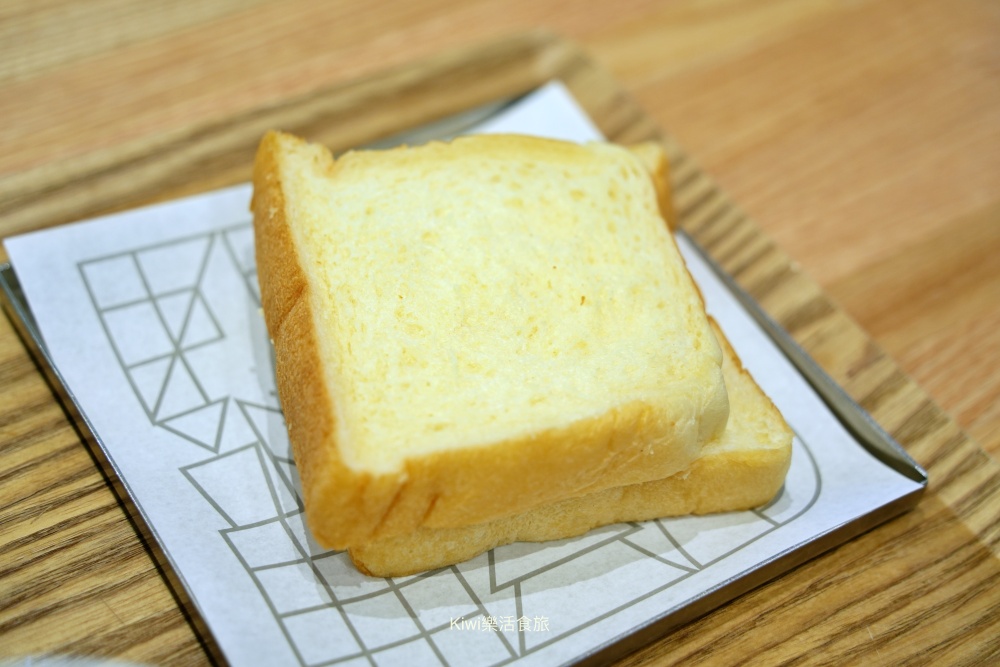 南投埔里Feeling18 LAB烘焙研究所|埔里美食必買生吐司.巧克力.咖啡.南投伴手禮推薦 kiwi樂活食旅部落客推薦埔里美食Feeling18LAB烘焙研究所,南投埔里必訪,日月潭必買伴手禮,南投,埔里,日月潭,美食,網美必訪景點,南投旅遊,必買生吐司.巧克力.埔里必買伴手禮