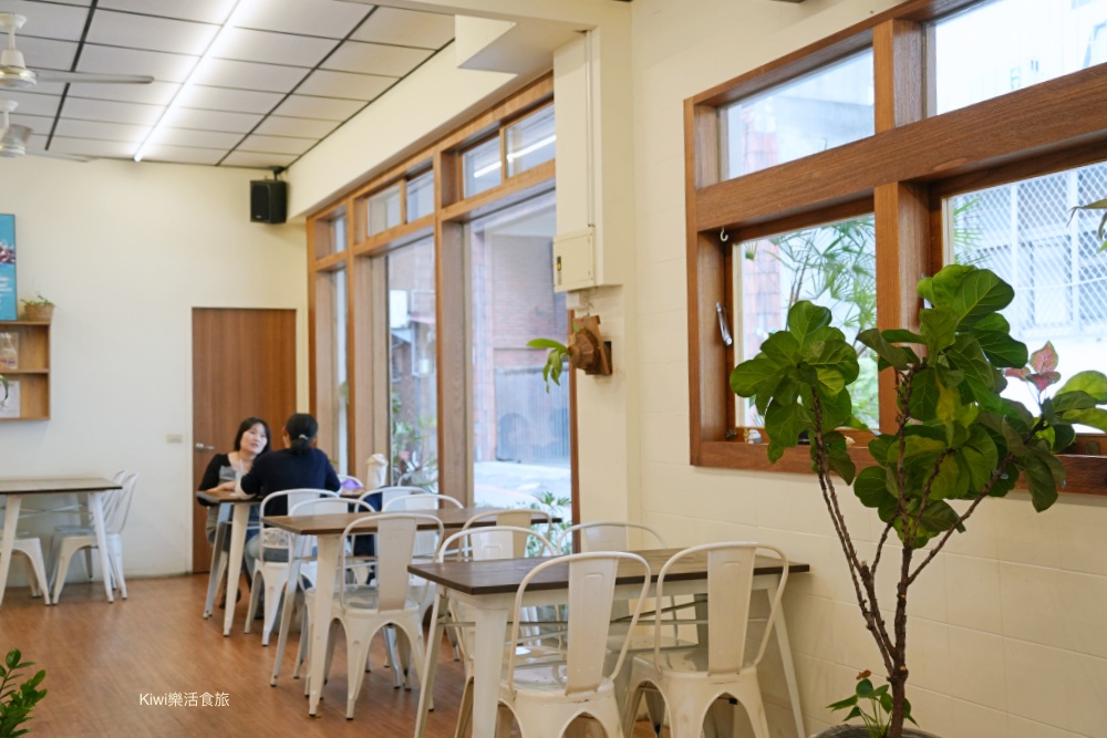 台中早午餐阿飛 Brunch｜隱身台中火車站巷弄的美味推薦迷迭雞早安盤、酪梨香煎雞胸輕沙拉、香料熟成咖哩牛