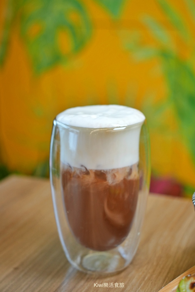 台中早午餐阿飛 Brunch｜隱身台中火車站巷弄的美味推薦迷迭雞早安盤、酪梨香煎雞胸輕沙拉、香料熟成咖哩牛